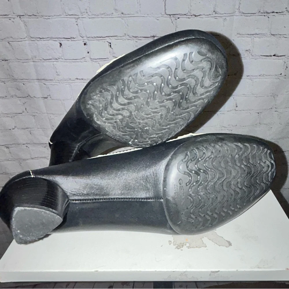 Geox heels size 39 1/2‎